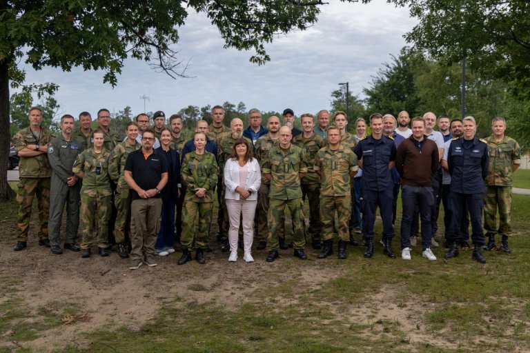 Deler av det norske bidraget med noen av gjestene til DV-dagen. Norge stilte med personell fra alle deler av forsvaret.&nbsp;