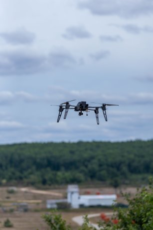 En Valkyrie drone i lufta over Grayling skytefelt i Alpena, Michigan.
