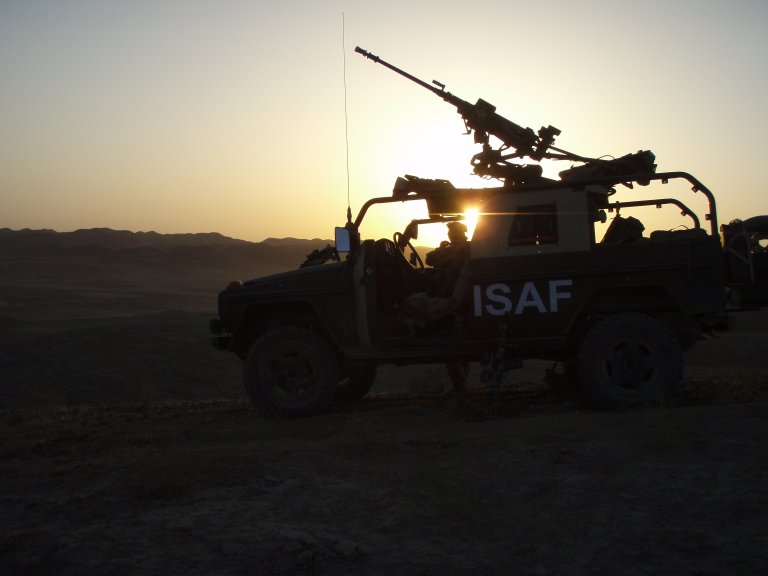 En bil merket ISAF i Afghanistan