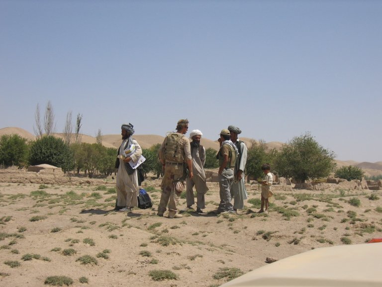 Norske soldater sammen med afghanere.