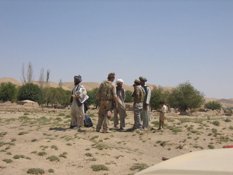 Norske soldater sammen med afghanere.