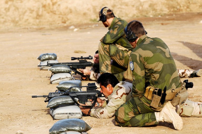 Soldater fra Telemark bataljon trener opp Peshmerga soldater i grunnleggende soldatferdigheter som skyting, sanitet, EOD, og enkle stridsteknikker i en treningsleir ved Erbil i Nord-Irak (Kurdistan). Foto: Torbjørn Kjosvold, Forsvaret
