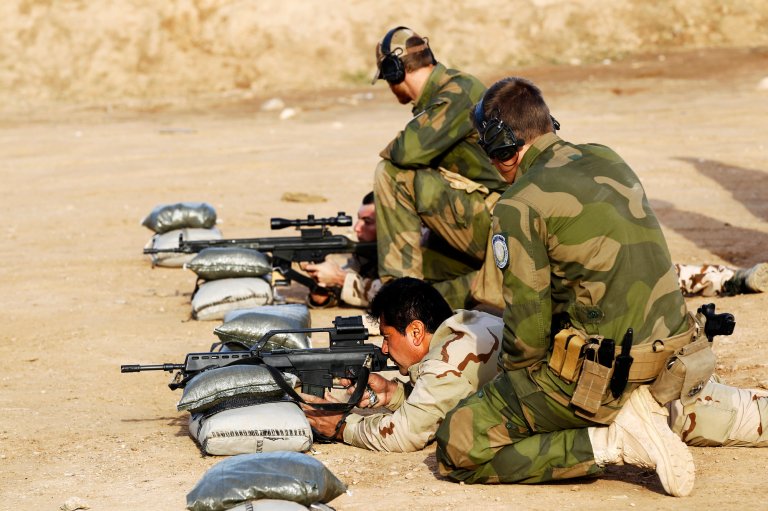 Soldater fra Telemark bataljon trener opp Peshmerga soldater i grunnleggende soldatferdigheter som skyting, sanitet, EOD, og enkle stridsteknikker i en treningsleir ved Erbil i Nord-Irak (Kurdistan). Foto: Torbjørn Kjosvold, Forsvaret