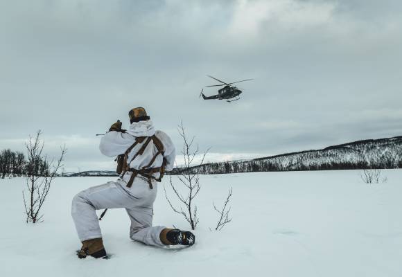 Feltoperatører fra Fjernoppklaringseskadronen i Etterretningsbataljonen samtrener med kolleger fra US Marines og 339-skvadronen i Luftforsvaret, under den multinasjonale vinterøvelsen Cold Response 2020 i Troms.    