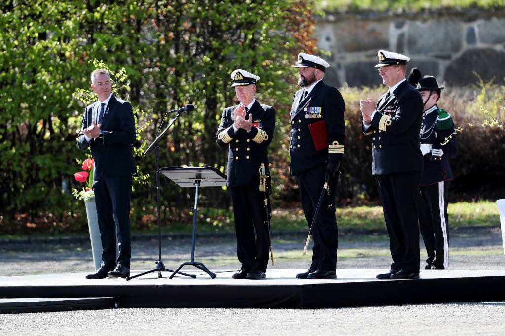 Kommandørkaptein Frode Erling Staurset har fikk Forsvarets innsatsmedalje av Forsvarssjef Admiral Haakon Bruun-Hanssen under Frigjørings- og Veterandagen på Akershus festning 8 mai 2018 / Commander Senior Grade Frode Erling Staurset recive Medal for Defence Service Abroad from Chief of Defence Admiral Haakon Bruun-Hanssen under a ceremony at Akershus fortress during the Liberation- and Veterandsday 8th May 2018