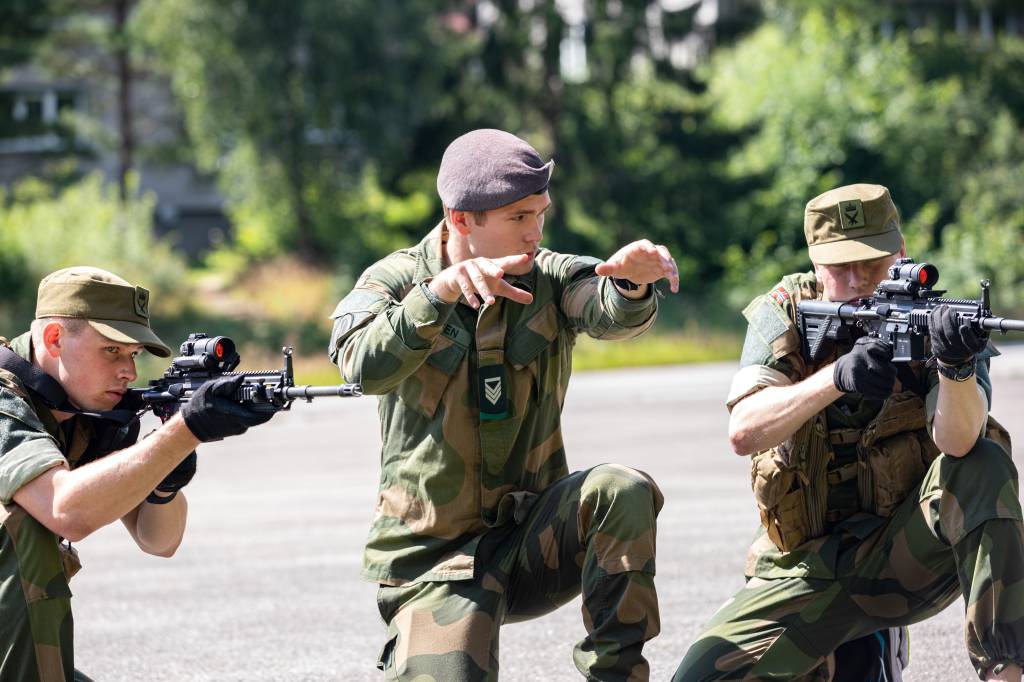 to soldater får instruksjon i våpenteknikk.
