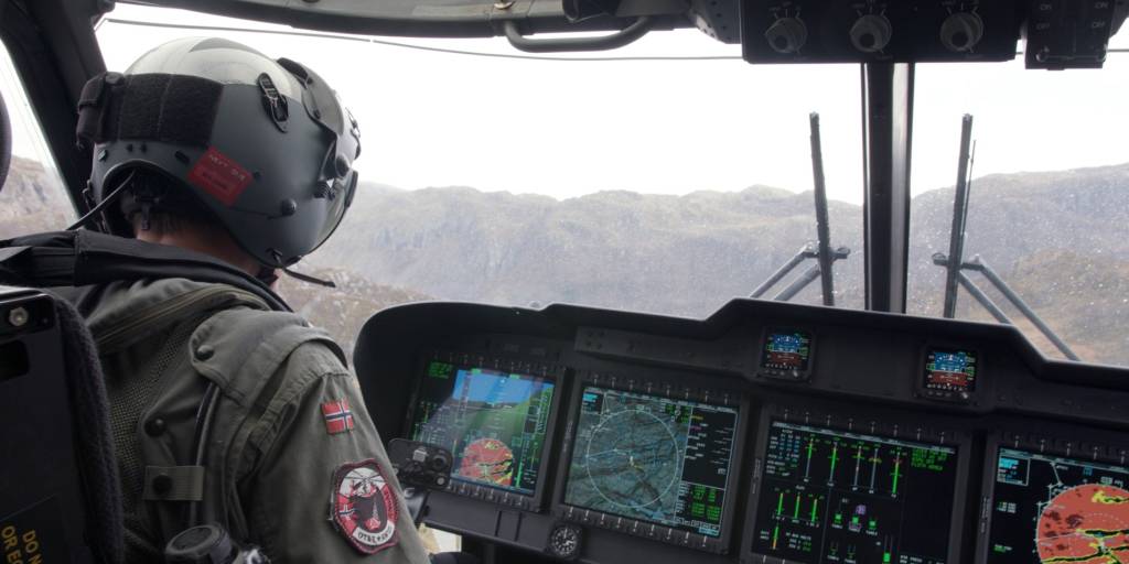 Helikopterflyger i cockpit på AW-101