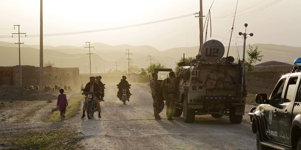 På oppdrag med POMLT (Police operational monitoring liason team) som består av norske og amerikanske soldater, og sivilt norsk politi i Dowlatabad i Faryab provinsen, Afghanistan.

On a mission with POMLT (Police operational monitoring liason team). The group are Norwegian and US soldiers, and Norwegian civilian police on patrol in Dowlatabad in Faryab province, Afghanistan