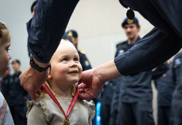 KNM Roald Amundsen ankommer Haakonsvern Orlogsstasjon etter åtte måneders deployering. Under Operasjon Highmast har KNM Roald Amundsen siden april vært fullt integrert i den britiske hangarskipsstyrken UK Carrier Strike Group 25