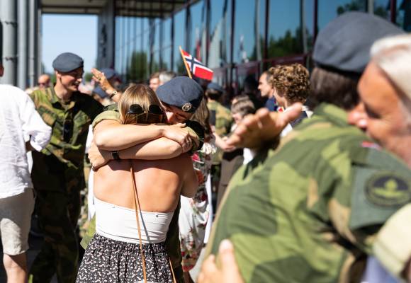 Medaljeseremoni for den andre kontingenten fra det norske luftvernbidraget i Polen. Soldatene får møte familie og venner igjen.