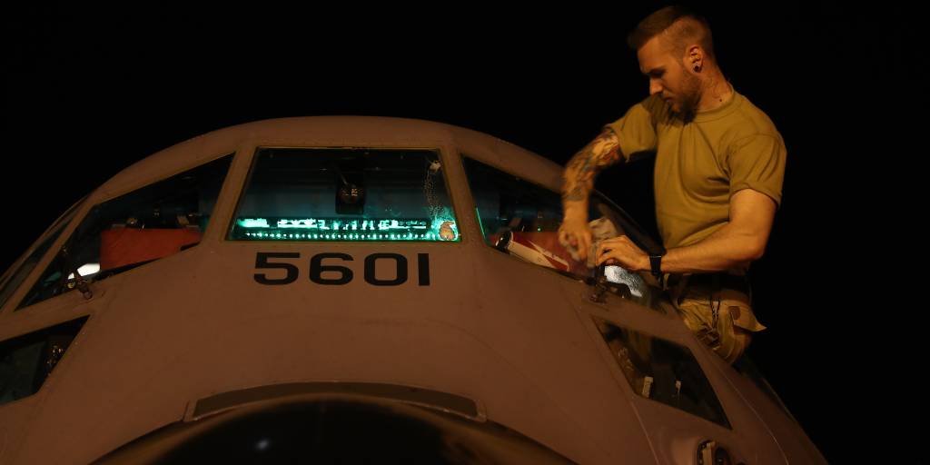 Teknikerer fra NORTAD II i FN operasjoenen MINUSMA klargjør det norske C-130J Hercules flyet før oppdrag i Mali