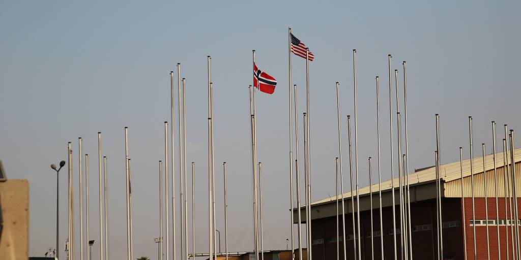 Kun det Norske og Amerikanske flagget igjen i flaggborgen inne på KAIA 29 august 2021
