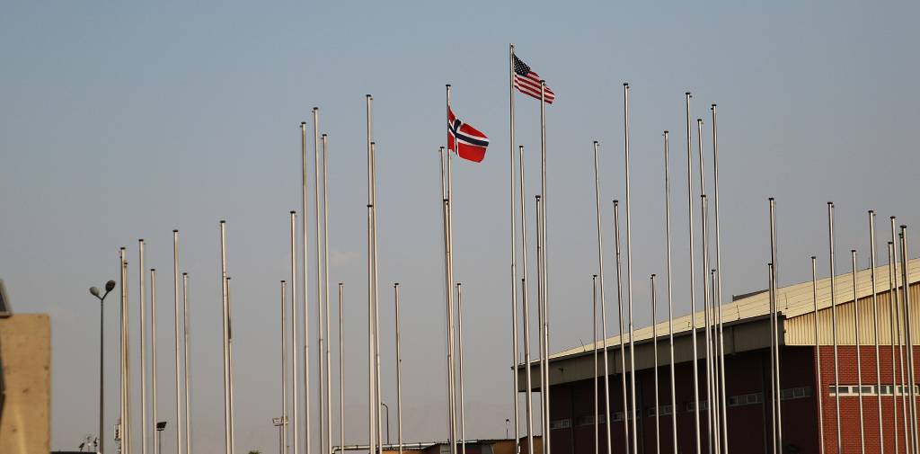 Kun det Norske og Amerikanske flagget igjen i flaggborgen inne på KAIA 29 august 2021