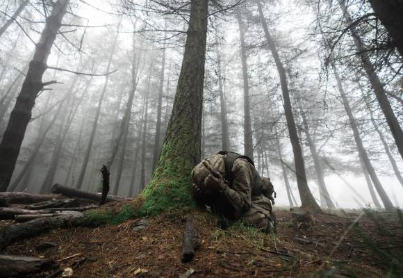 Ukrainsk soldat skjuler seg under en leksjon om drone- og artilleriangrep.