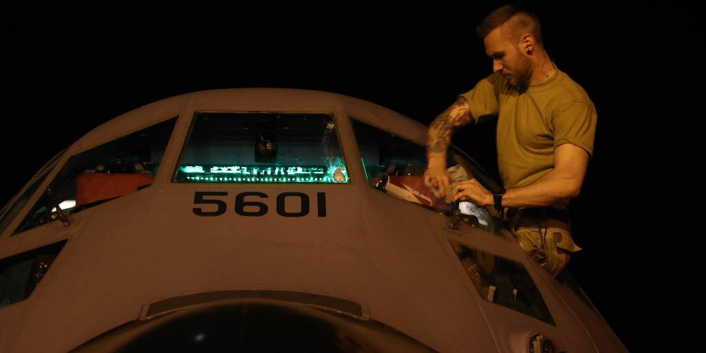 Teknikerer fra NORTAD II i FN operasjoenen MINUSMA klargjør det norske C-130J Hercules flyet før oppdrag i Mali