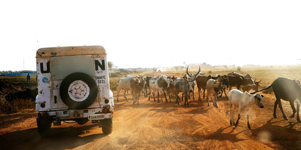 Et FN kjøretøy på veien mellom Support Base Malakal og flyplassen i Malakal, Sør-Sudan / A UNMISS vehicle on the road between Support Base Malakal and the airport in Malakal in South Sudan