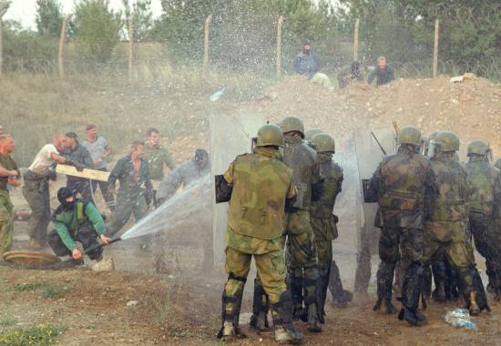øvelse i massetjeneste i lebane leir, Kosovo
norwegian kfor soldiers train to handle demonstrators in Camp Lebane, Kosovo