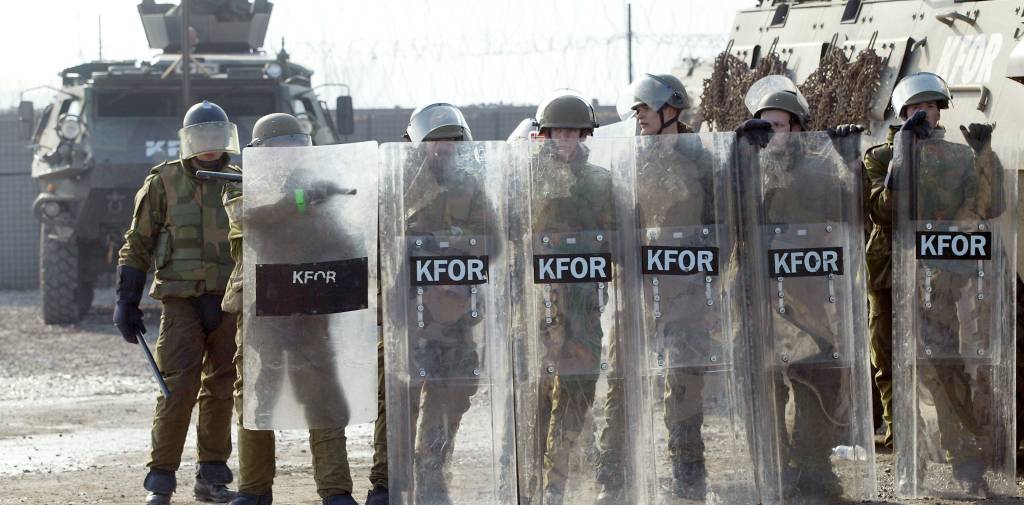 norske kfor soldater fra telemarkbataljonen under en massetjeneste øvelse i vemork leirnorwegian kfor soldiers during a masscontrol exercise in kosovo