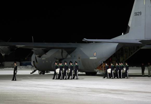 Fra seremonien på Gardermoen militære flystasjon hvor kistene til de to omkommne etter snøskredet på Jan Mayen lørdag 30 januar er flydd tilbake til fastlandet. 339 skvadronen har med et C-130J Hercules fly, flydd bårene fra Jan Mayen til Gardermoen militære flystasjon. 
De to omkommne var ingeniør Robin Karlsen og sykepleier Bjørg Kathrine Batalden. 