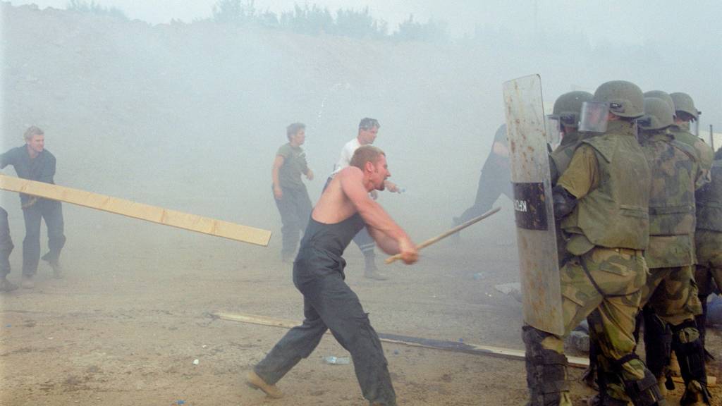 øvelse i massetjeneste i lebane leir, Kosovo
norwegian kfor soldiers train to handle demonstrators in Camp Lebane, Kosovo