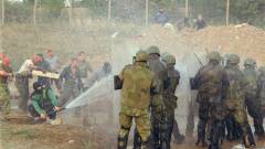 øvelse i massetjeneste i lebane leir, Kosovo
norwegian kfor soldiers train to handle demonstrators in Camp Lebane, Kosovo