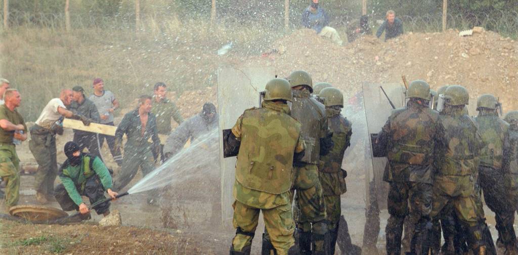 øvelse i massetjeneste i lebane leir, Kosovo
norwegian kfor soldiers train to handle demonstrators in Camp Lebane, Kosovo