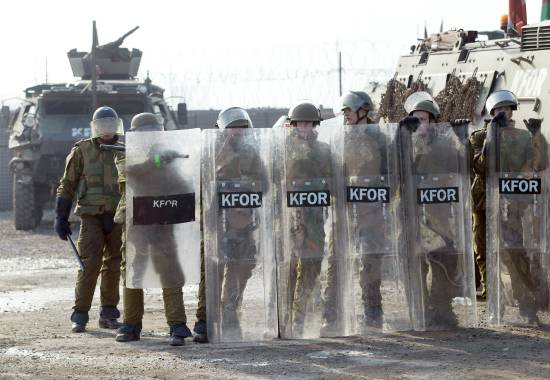 norske kfor soldater fra telemarkbataljonen under en massetjeneste øvelse i vemork leirnorwegian kfor soldiers during a masscontrol exercise in kosovo