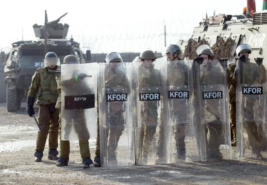 norske kfor soldater fra telemarkbataljonen under en massetjeneste øvelse i vemork leirnorwegian kfor soldiers during a masscontrol exercise in kosovo
