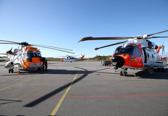 Et Sea King og 2 SAR Queen helikoptere under IOC av det nye søk og rednings helikopteret SAR Quuen