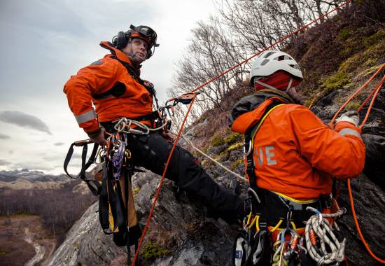 Redningsmenn fra 330 skvadron øver på redning i fjell utenfor Bodø. // Rescuemen from 330 Squadron exercises mountain rescue outside Bodø.