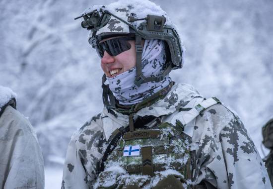 Allierte soldater øver sammen med norske hærsoldater fra Brigade Nord ved Setermoen skytefelt.

På bildet ser man en finsk soldat