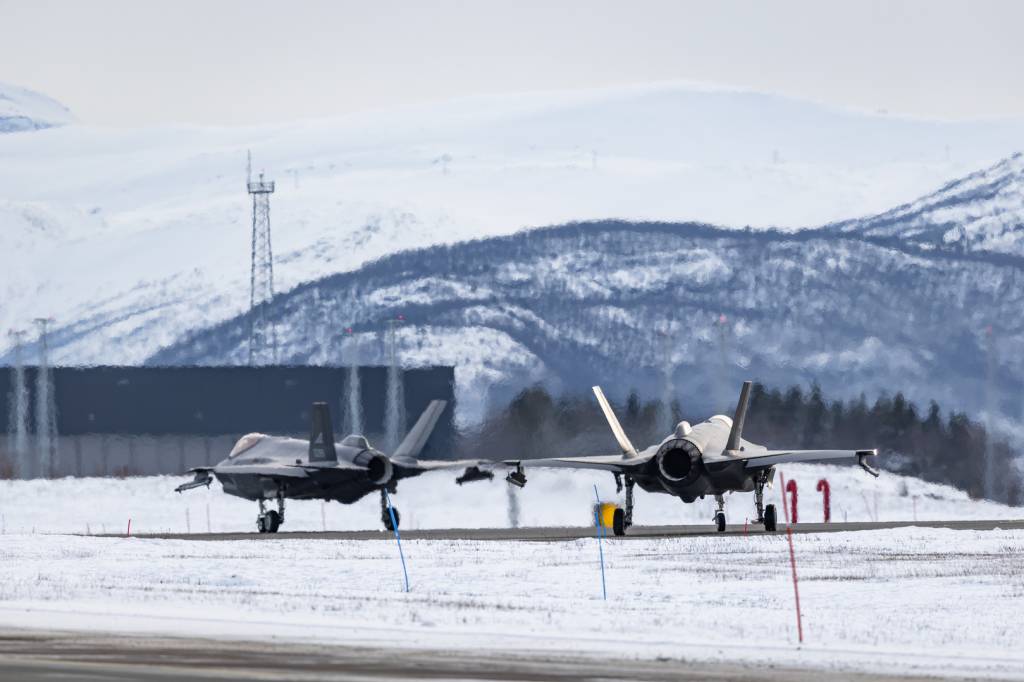 To norske F-35 taxer ut for å ta av på Evenes flystasjon.