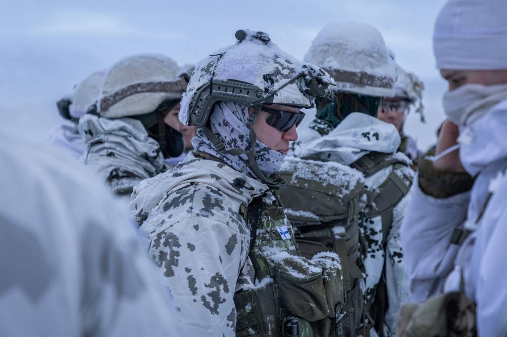 Allierte soldater øver sammen med norske hærsoldater fra Brigade Nord ved Setermoen skytefelt.

På bildet ser man finske, norske og tyske soldater