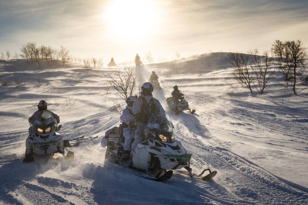 Soldater fra Jegerkompaniet fra Garnisonen i Sør-Varanger trener på skarpskyting og samvirke med F-16 jagerfly fra Luftforsvaret, i Halkavarre skytefelt, i forbindelse med øvelse Cold Response 2020.