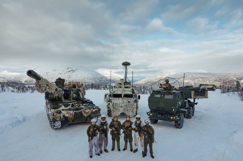Norske og amerikanske soldater forran norsk K9 VIDAR fra Artilleribataljonen i Brigade Nord, elektronisk krigføringsvogn fra Etterretningsregimentet og amerikansk HIMARS rakettartilleri.