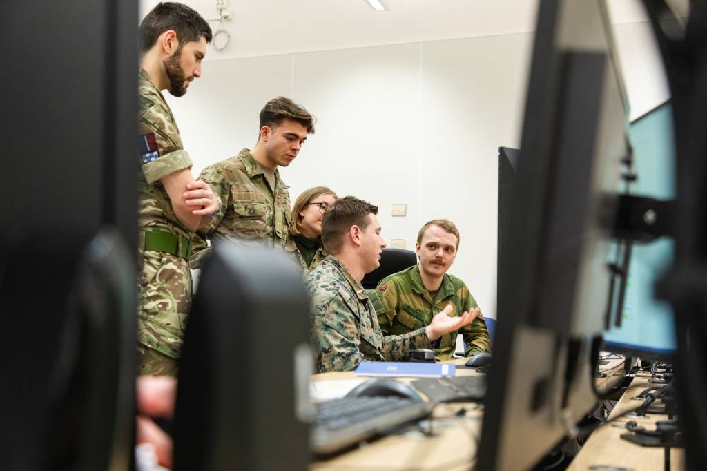 Allierte Air Battle Managers (ABM) samarbeider i Air Ops under Nordic Response 2024.