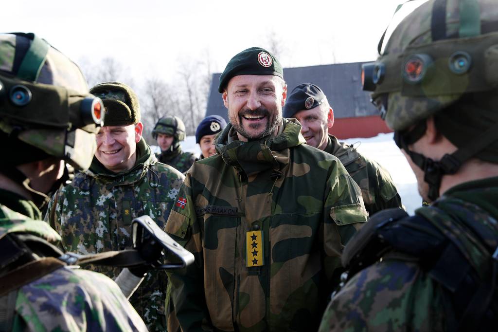 H.K.H. Kronprins Haakon besøker vinter øvelsen Cold Response 2022, her besøker han noen av de Finske soldaten på øvelsen