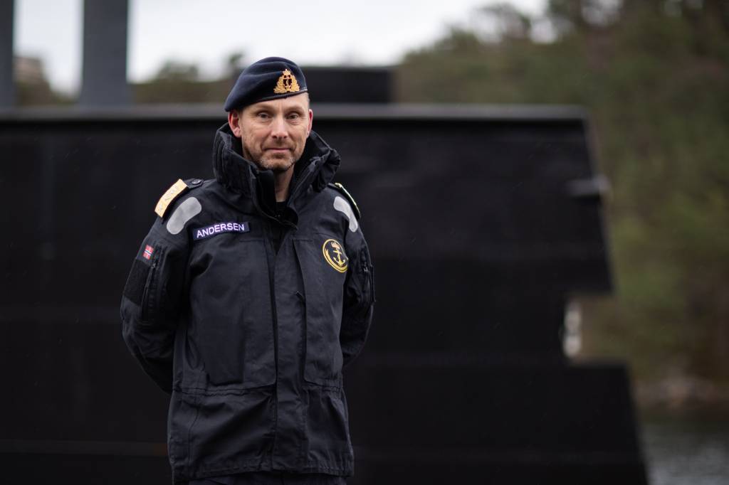 Sjef marinen, Rune Andersen, på ubåtkaia på Haakonsvern.