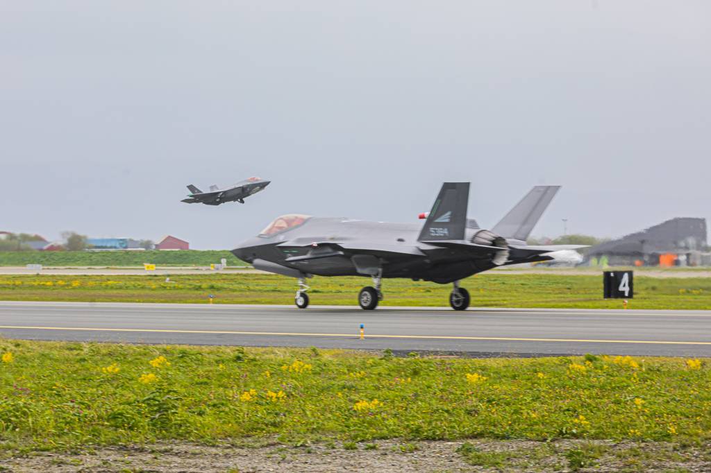 Italiensk F-35 tar av fra Ørland flystasjon under ACE23. I forgrunn et norsk F-35.