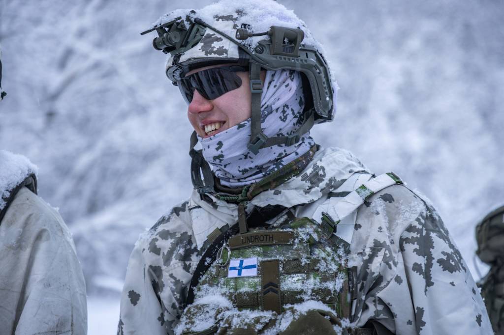 Allierte soldater øver sammen med norske hærsoldater fra Brigade Nord ved Setermoen skytefelt.

På bildet ser man en finsk soldat