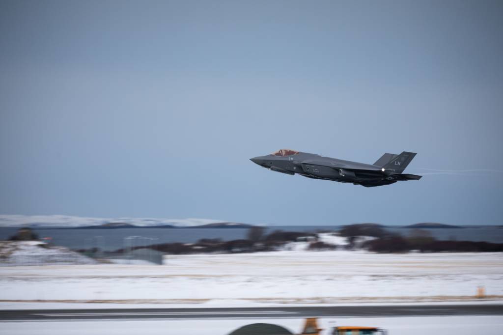 Amerikansk F-35A flyver lavt forbi Ørland flystasjon. *** Local Caption *** USAF F-35A lowpass at Ørland air station.