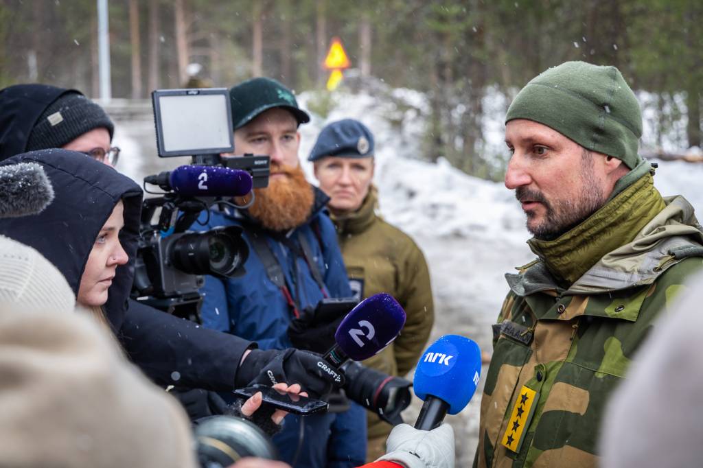 Hans Kongelige Høyhet Kronprins Haakon intervjues av medier under øvelse Nordic Response 2024.