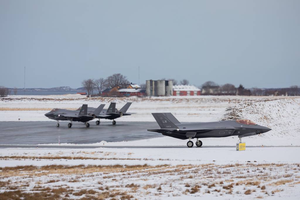 Amerikansk F-35A taxer på Ørland flystasjon. I bakgrunn to norske F-35A. *** Local Caption *** An USAF F-35A taxing at Ørland air station. In background there are two Norwegian F-35A.