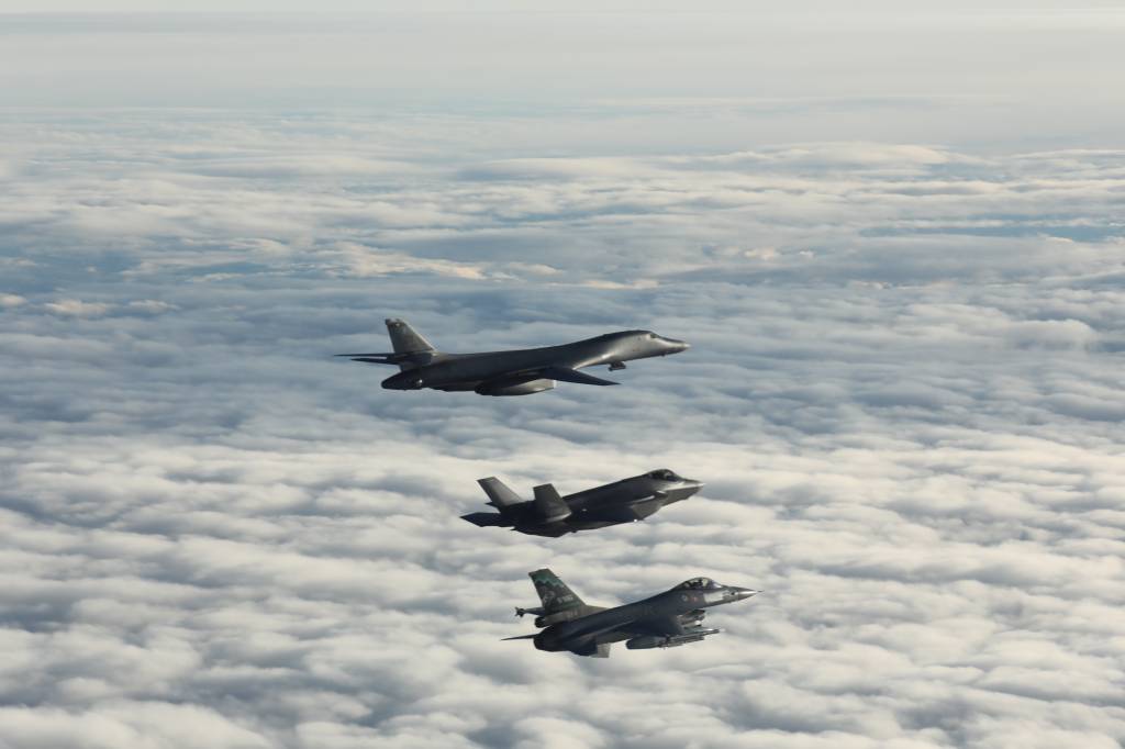Det amerikanske B-1 flyet som er en del av Bomber Task Force (BTF) Europe, flyr i formasjon sammen med norske F-35A kampfly.  *** Local Caption *** The American B-1 aircraft, which is part of the Bomber Task Force (BTF) Europe, flies in formation together with Norwegian F-35A fighter aircraft.