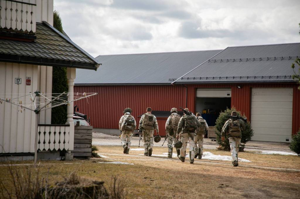 Av og til må Forsvaret øve på privat grunn. No får grunneigarar i Innlandet brev frå Forsvaret. Her frå ei tidlegare øving.