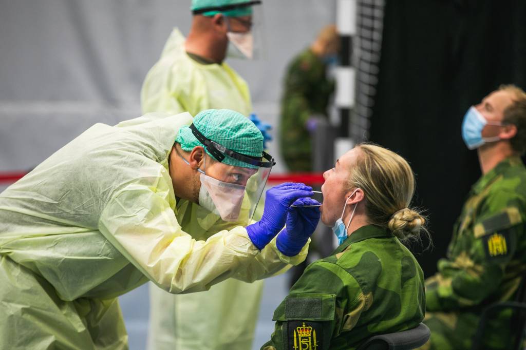 Hans majestets kongens garde gjennomfører innrykk for nye rekrutter som vil gjennomfører førstegangs tjenesten Hæren. Første post for rekruttene er testing av Covid-19 for å utelukke at rekruttene kan smitte.