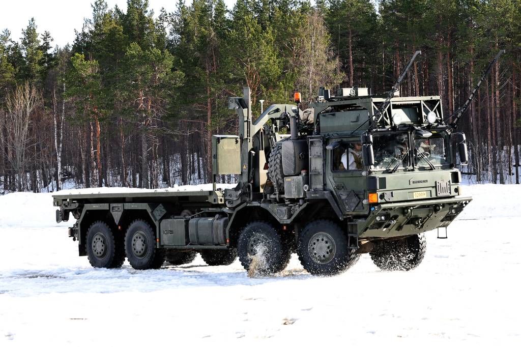 Det blir mange store militære kjøretøy på veiene i indre Troms.
