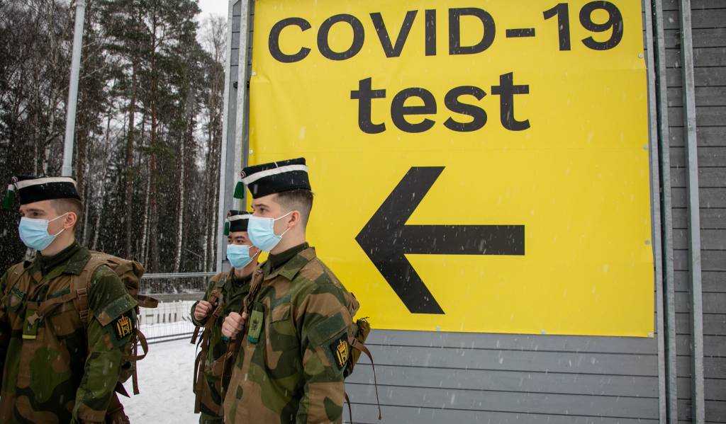 Personell fra Hæren og Heimvernet gjør seg klar og starter testing av personer som kommer til Norge fra Svergie ved Svinesund.