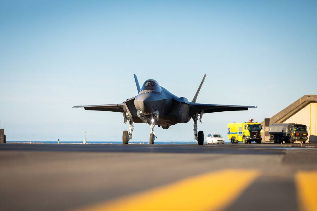 Hot pit refueling er drivstofftanking der bakkemannskap fyller på drivstoff på et fly mens motoren fremdeles går. Her ser vi ett av de norske F-35 flyene trene på dette på Keflavik flybase på Island. Prosessen gjennomføres slik at flyet på raskest mulig tid kan komme seg opp i luften igjen. *** Local Caption *** Hot pit refueling is tanking where the crew refuel an airplane while the engine is running. The photo shows one of the norwegian F-35 training on this at Keflavik air base on Iceland.
