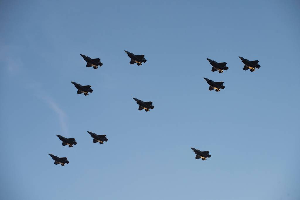 Julestjerneformasjon med F-35 fra 332 skvadron over Ørland flystasjon.
